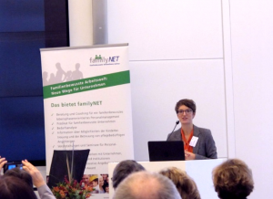 Professor Dr. Johanna Possinger bei ihrem Impulsvortrag "Von neuen Vätern und Supermüttern" im Rahmen der FamilyNet-Prädikatsverleihung in Stuttgart.