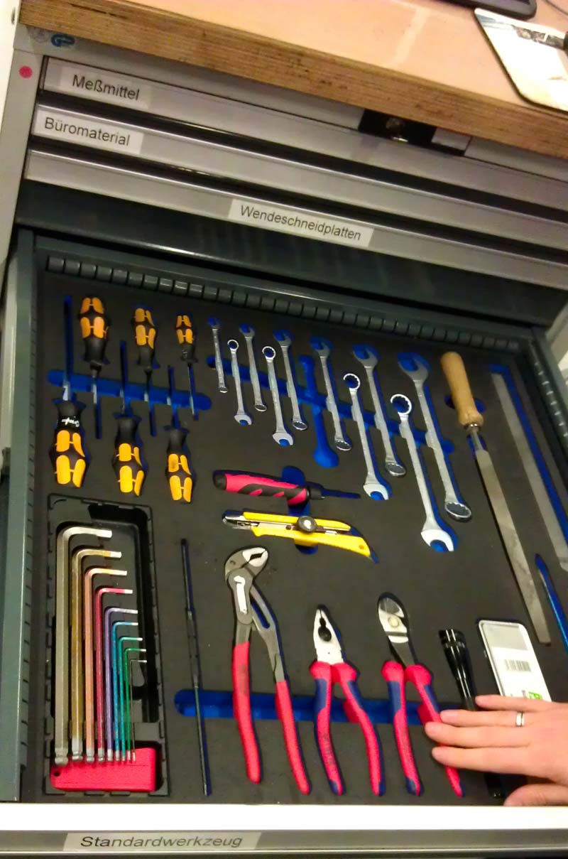 Arbeitsplatz / Werkbank nach der 5S-Methode. Bild: CC BY-SA 3.0