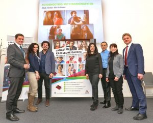 Karlsruher Oberbürgermeister Frank Mentrup und Integrationspaten der Fächerstadt präsentieren die Einbürgerungskampagne "Längst in Karlsruhe daheim".