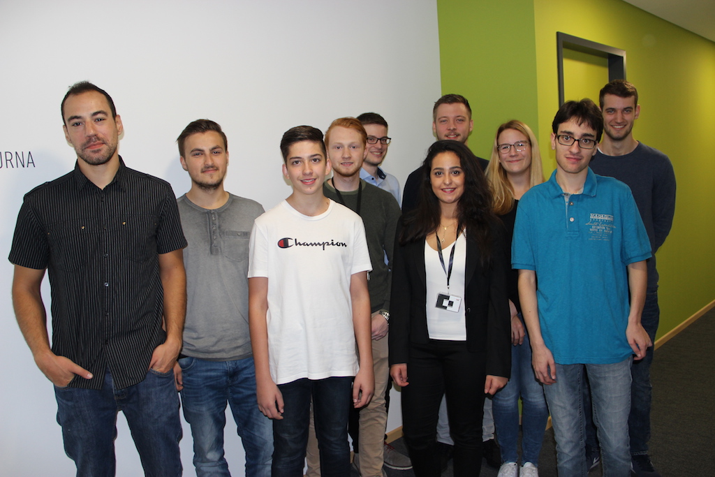 Ausbildungsstart 2018 bei TUP: Neben den drei künftigen Fachinformatikern arbeiten zwei Werksstudenten und ein Praktikant bei der Software-Manufaktur mit.