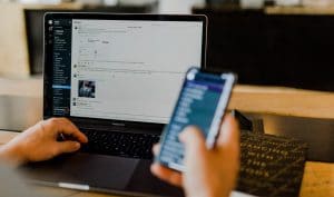 Laptop mit offenem Slack Fenster