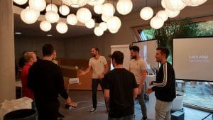 TUP-Mitarbeiter, die ein SCRUM-Stand-Up demonstrieren
