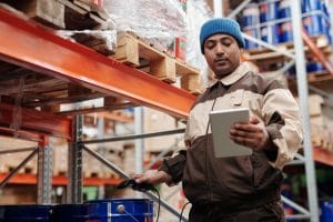 Foto von Tiger Lily von Pexels - Mann mit MDE in einem Warehouse