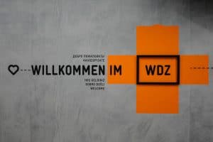 Mehrsprachiges Willkommensschild im Breuninger WDZ