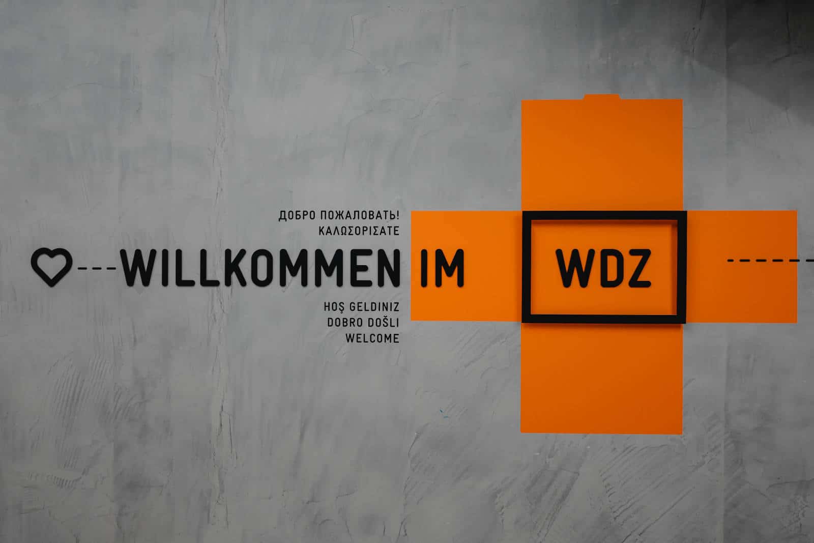 Mehrsprachiges Willkommensschild im Breuninger WDZ