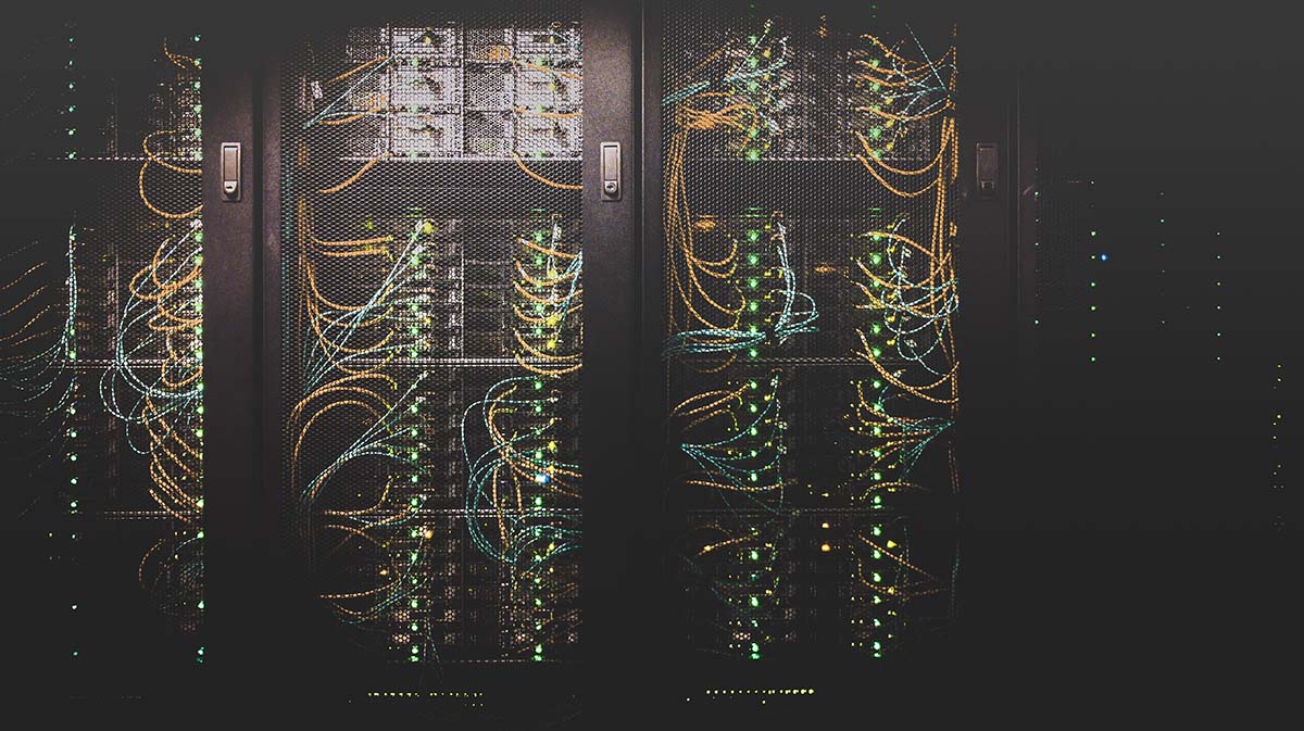 Frontal view of a large server rack. Foto by Taylor Vick on Unsplash