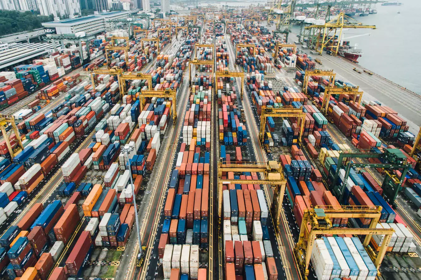 Vogelperspektive auf den Industriehafen Bukit Merah von https://unsplash.com/@chuttersnap