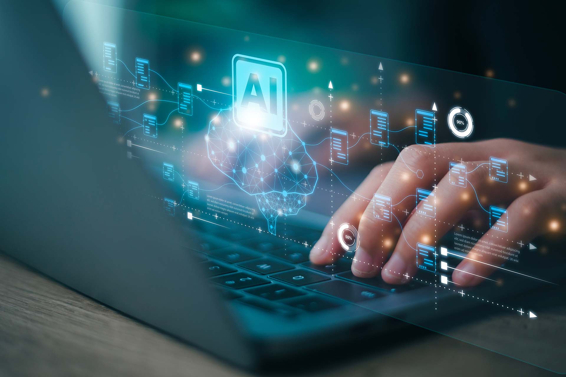 Über einer Laptop-Tastatur in die Luft projizierte Darstellung einen menschenlichen Gehirns in neonblau leuchtenden Linien mit Verknüpfungen zu UX-Containern, was einen KI-gestützen Workflow darstellen soll. Eine Hand ruht auf der Tastatur.