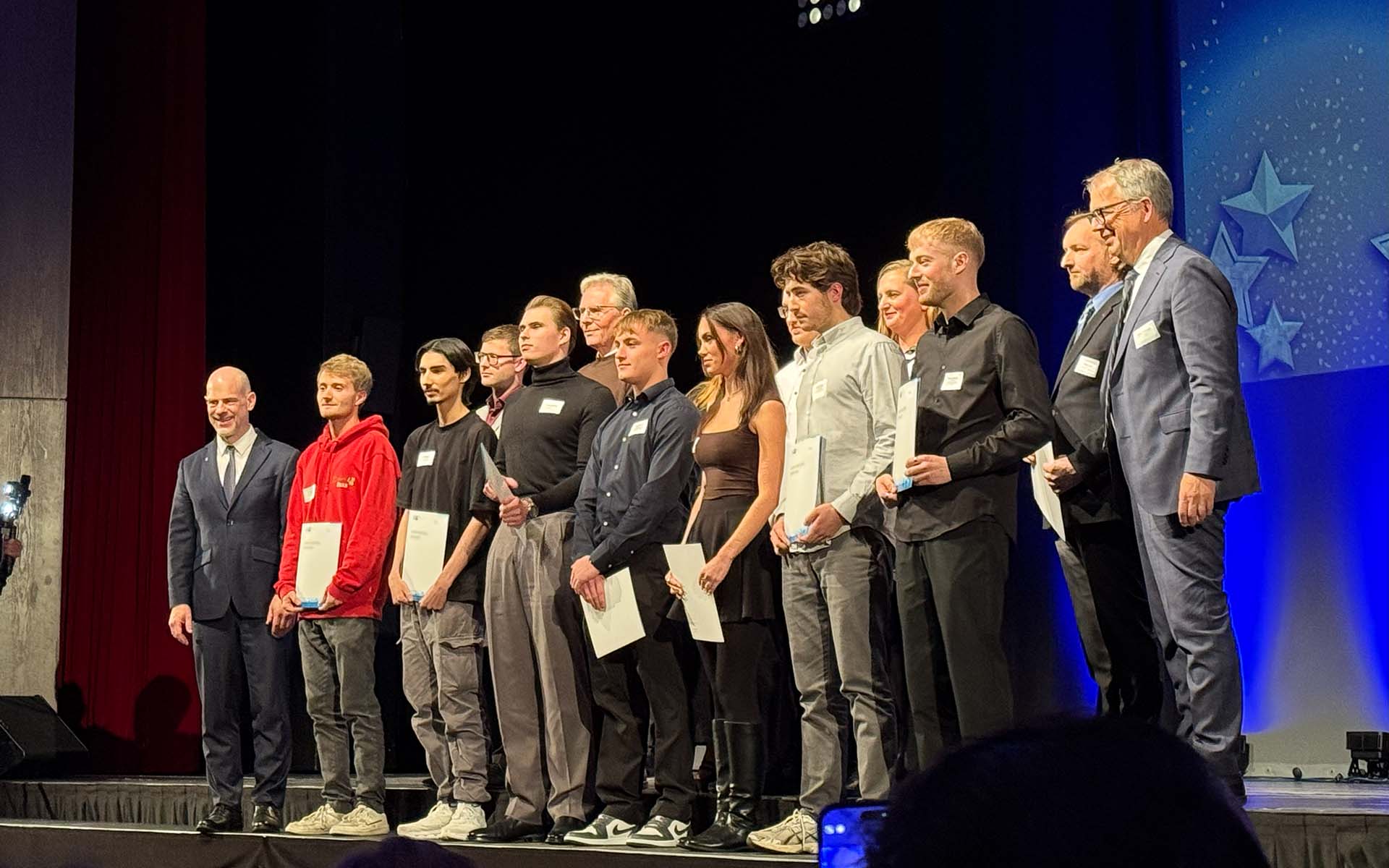 Ein Auszubildender im Bereich Fachinformatik des Unternehmens TUP wird als einer der Jahrgangsbesten der Region geehrt.