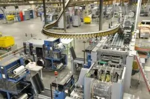 Fördertechnik für Hängeware in einem Lager