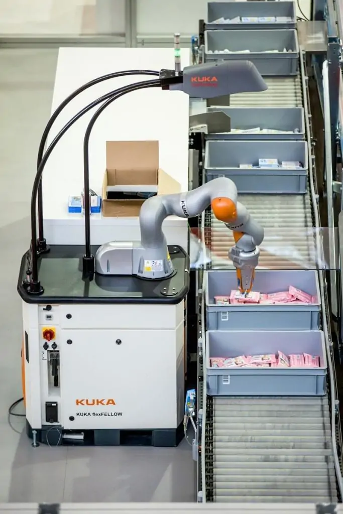 AutoPiQ - die mobile Kommissionierstation von SwissLog. Die Ware kommt automatisch zum Roboter.