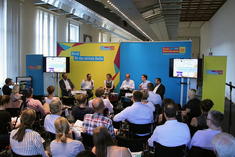 Über 50 Interessierte und Journalisten trafen sich bei der FDP-Veranstaltung in Berlin. TUP stellte seine Routen-Software RULS vor.