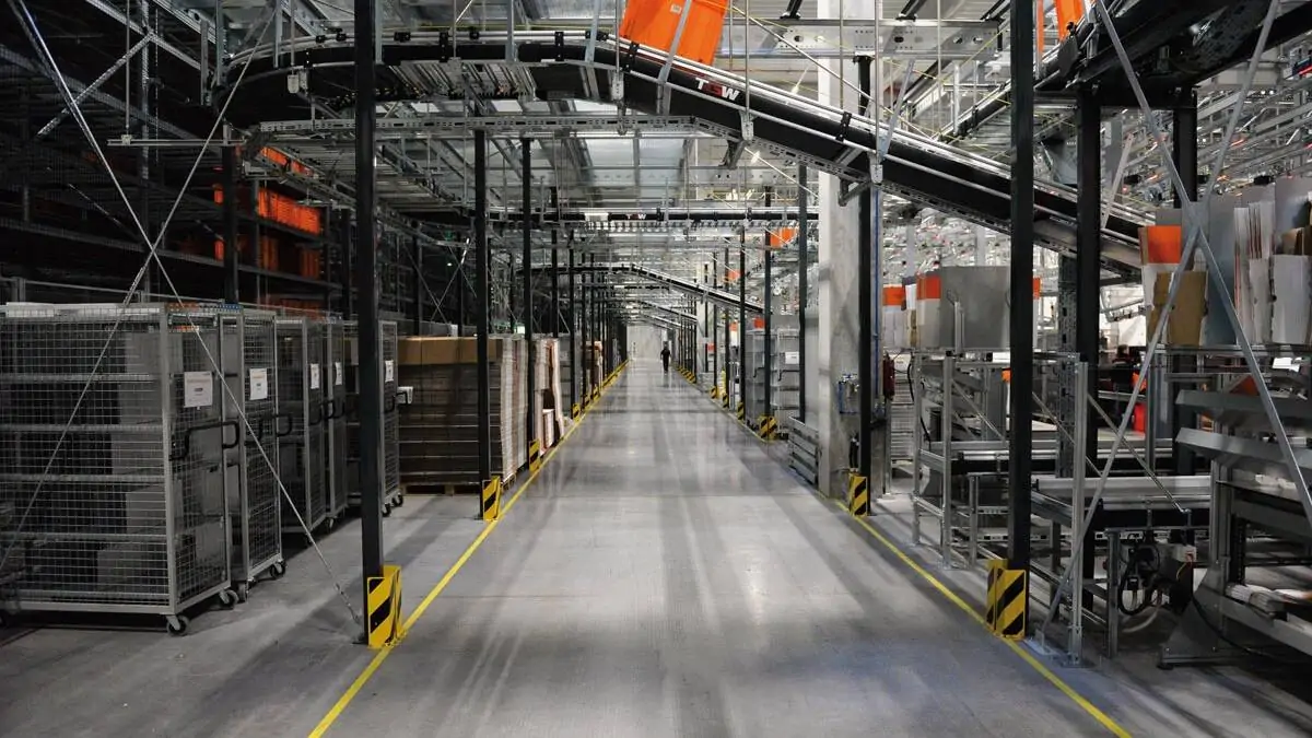 Zalando in Lahr Uebergang vom Shuttlelager links in die Packerei 1 Zalando in Lahr Uebergang vom Shuttlelager links in die Packerei
