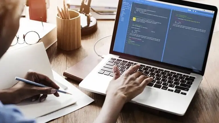 Logistik Softwareentwicklung, Software-Code auf einem Notebook