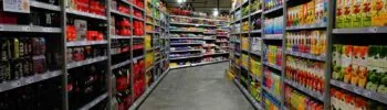 Regale mit verschiedenen Getränken in einem Lebensmitteldiscounter