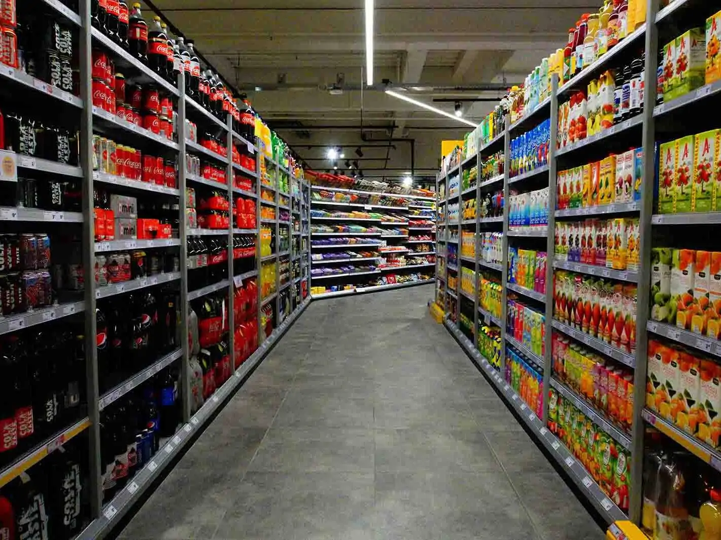 Regale mit verschiedenen Getränken in einem Lebensmitteldiscounter