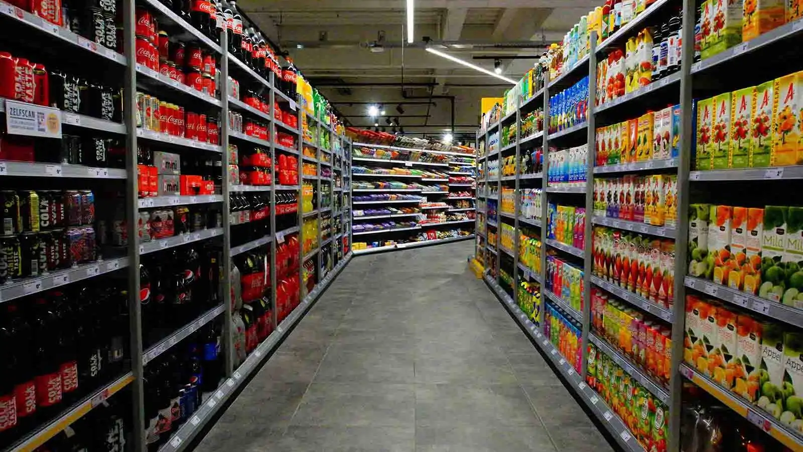 Regale mit verschiedenen Getränken in einem Lebensmitteldiscounter