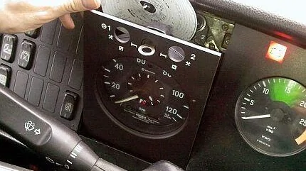Der Fahrtenschreiber zeichnet unter anderem fortwährend die Geschwindigkeit des jeweiligen Fahrzeugs auf.