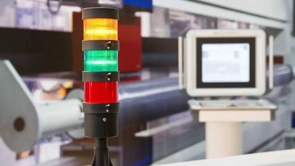 Auch das ist ein Teil des Andon-Systems: Signalleuchte auf einer Verarbeitungsmaschine.