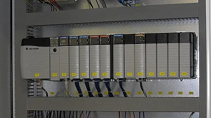 SPS werden in industriellen Steuerungssystemen eingesetzt.