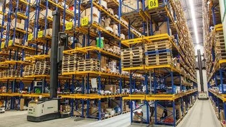 Materialwirtschaft in der Intralogistik beginnt in der Regel im Lager.