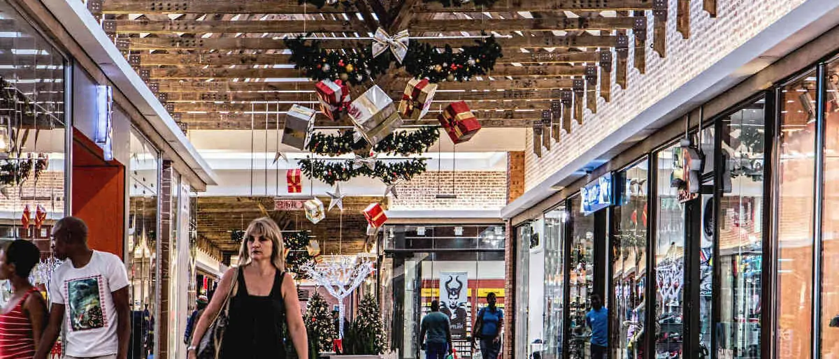 Shoppingcenter werden in die Logistik via Paketstationen mit eingebunden.