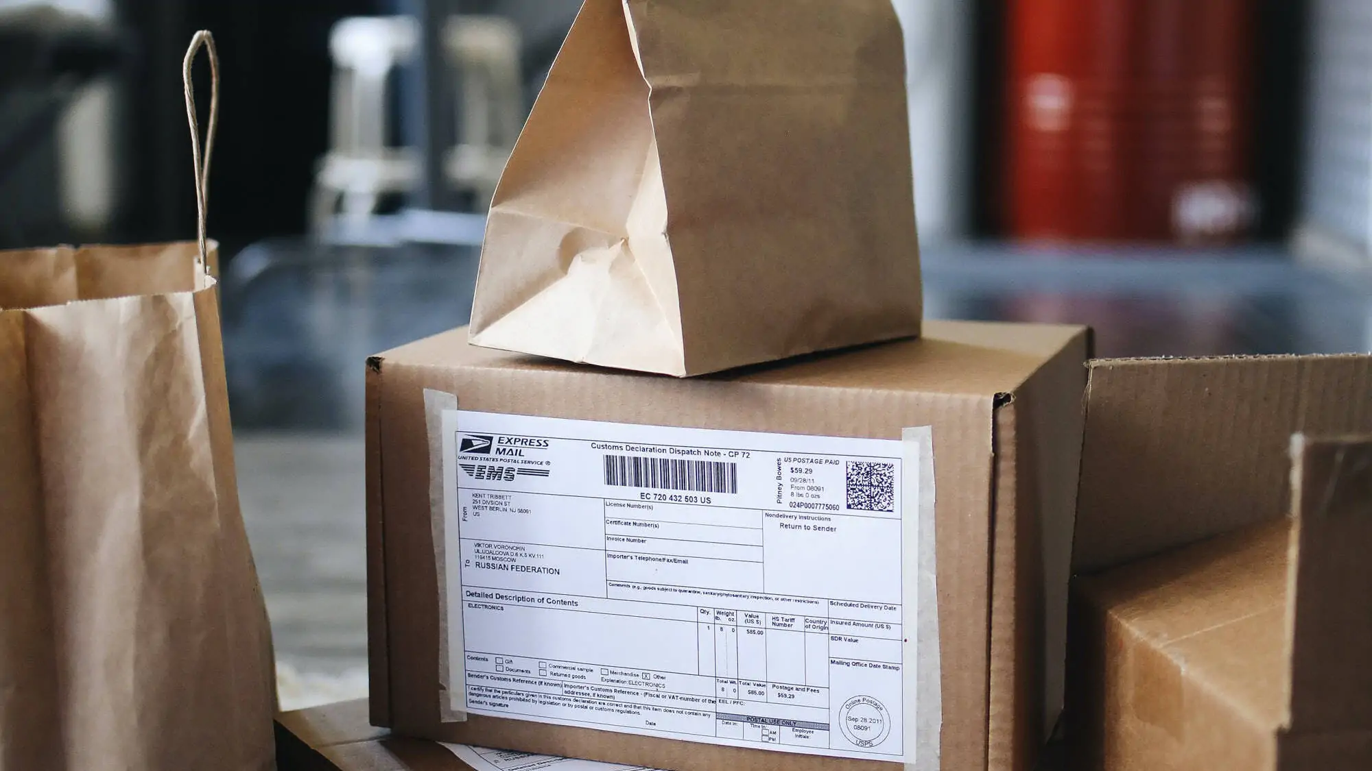 Parcel with identifaction documents on the floow of a living room. Author: https://www.pexels.com/de-de/@polina-tankilevitch