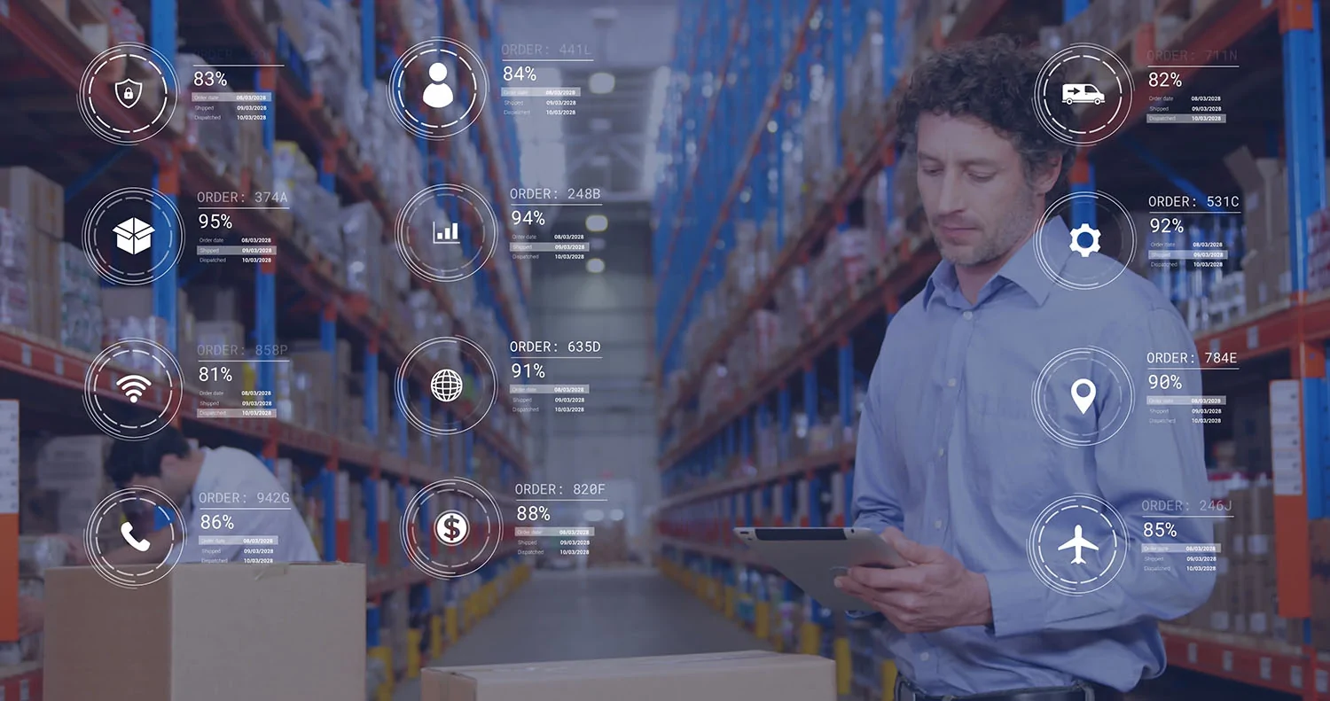 Manager-mit-MDE-im-Lager-Overlay-der-Daten-auf-ganzer-Bildflaeche