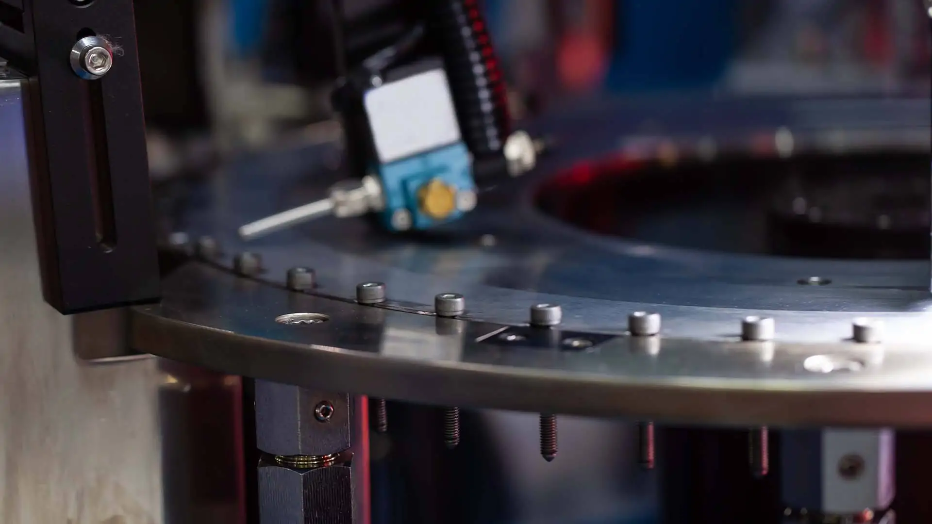 Lineare optische Schraubensortiermaschine auf der ein optischer Lesekopf die Schrauben vermisst.