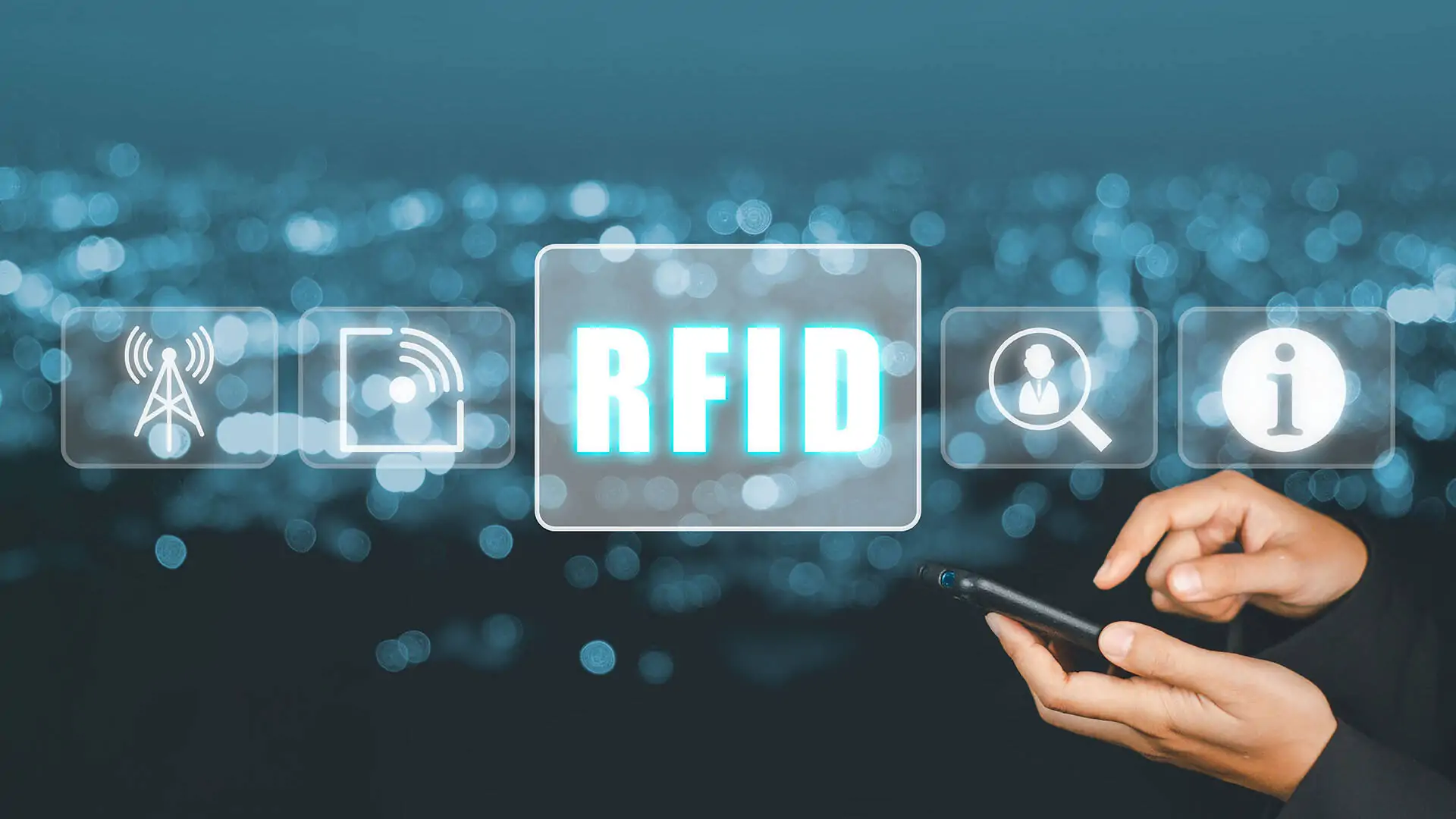 RFID, Radiofrequenz-Identifikationskonzept, Person mit Laptop und Hand, die das RFID-Symbol auf dem virtuellen Bildschirm berührt.