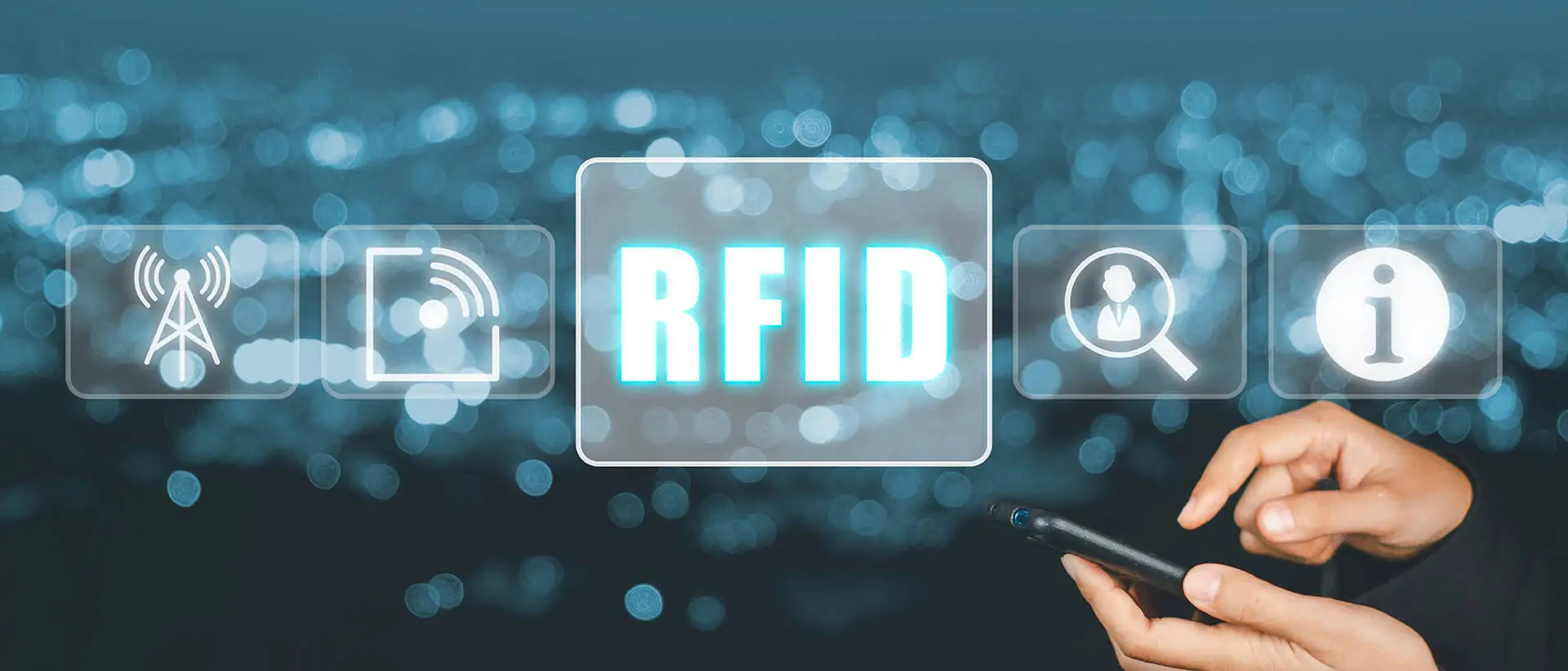 RFID, Radiofrequenz-Identifikationskonzept, Person mit Laptop und Hand, die das RFID-Symbol auf dem virtuellen Bildschirm berührt. 