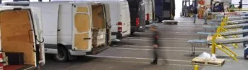 Versandabteilung eines Logistiklagers in dem Transporter von einer Paketrutsche beladen werden