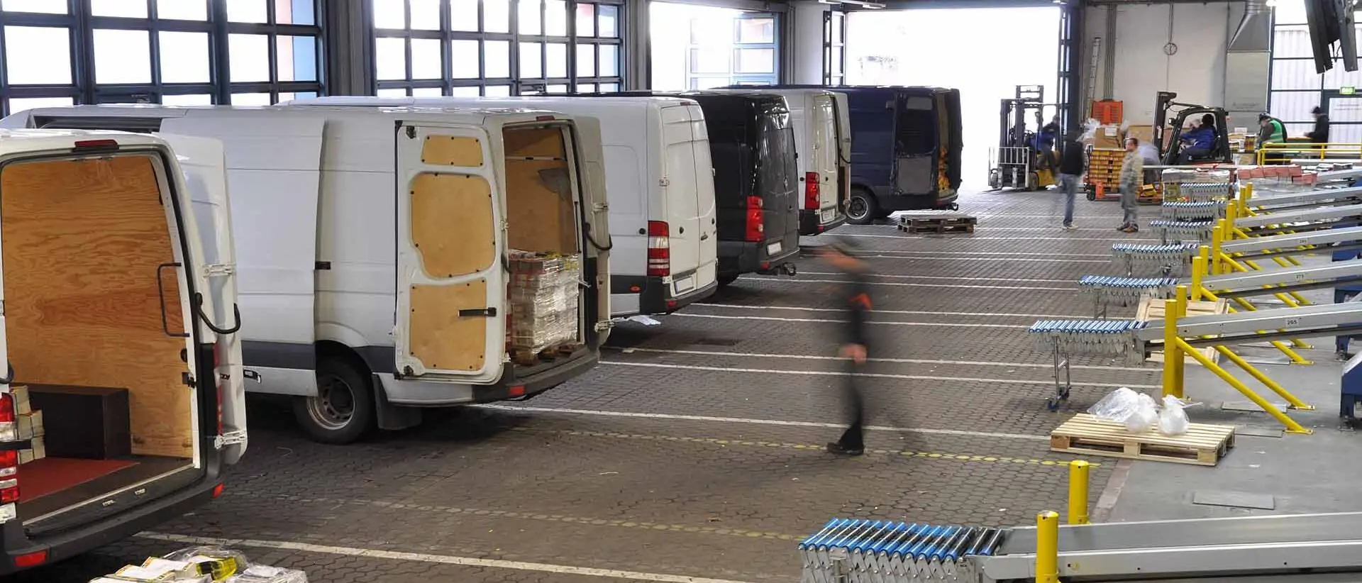 Versandabteilung eines Logistiklagers in dem Transporter von einer Paketrutsche beladen werden