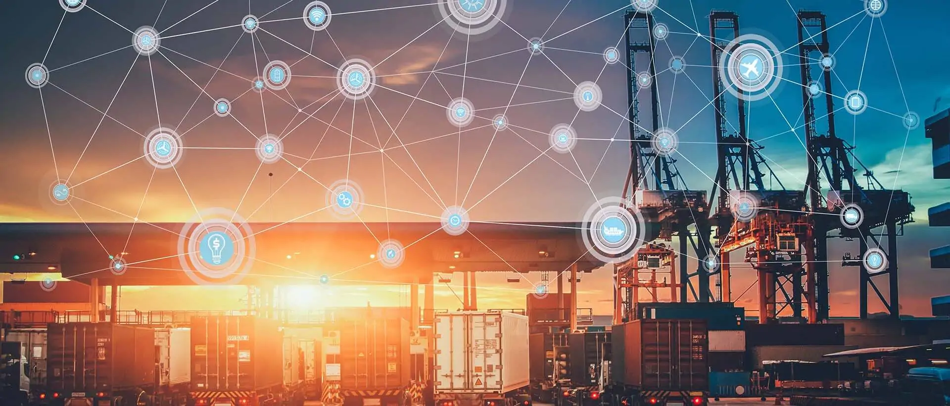 Weltkarte mit globaler Netzabdeckung, LKW mit Industriecontainer-Fracht für Logistik-Import/Export auf dem Hof