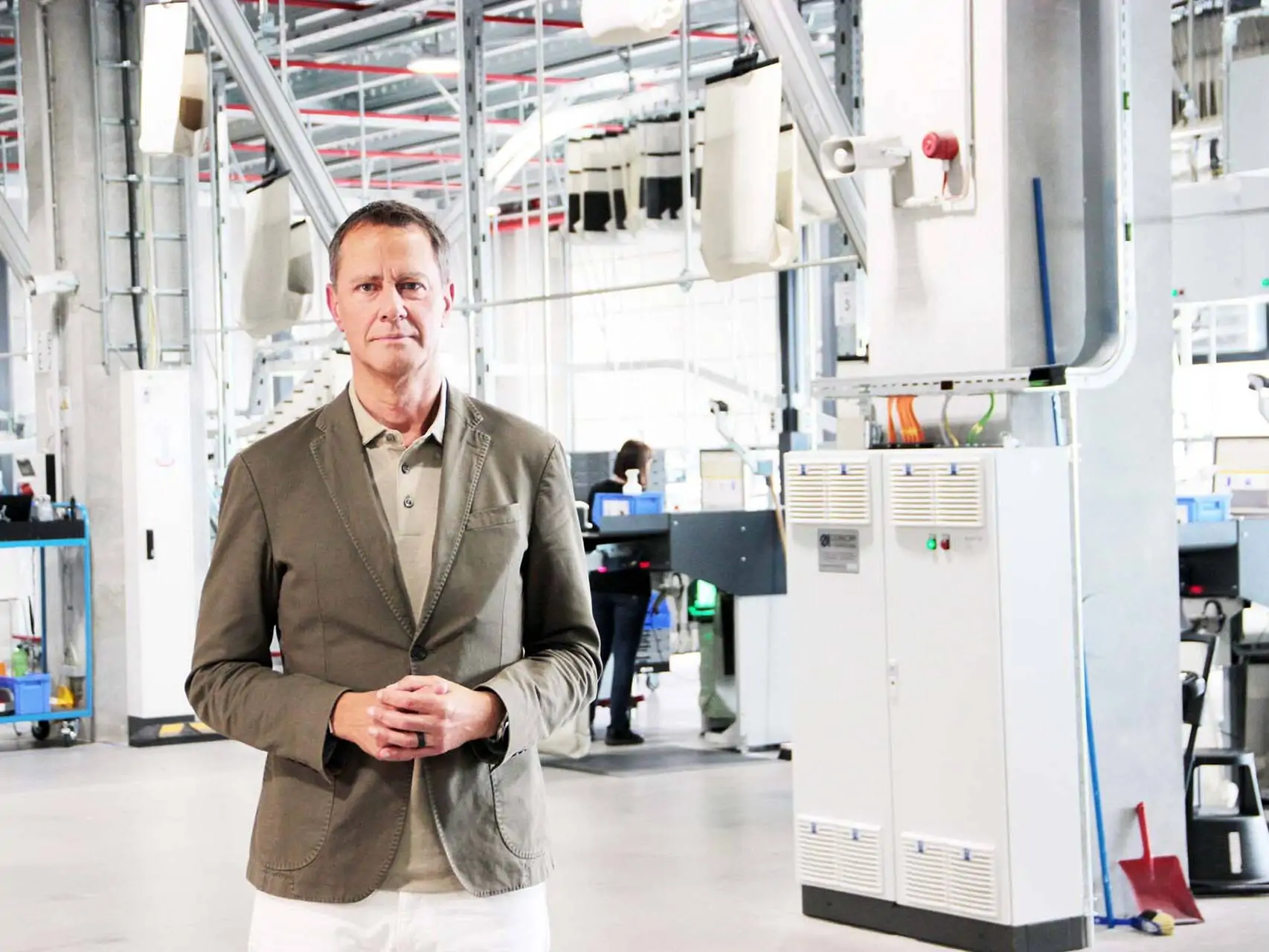 Frank Postel, CTO, in einer Halle des Breuninger-WDZ in Sachsenheim 