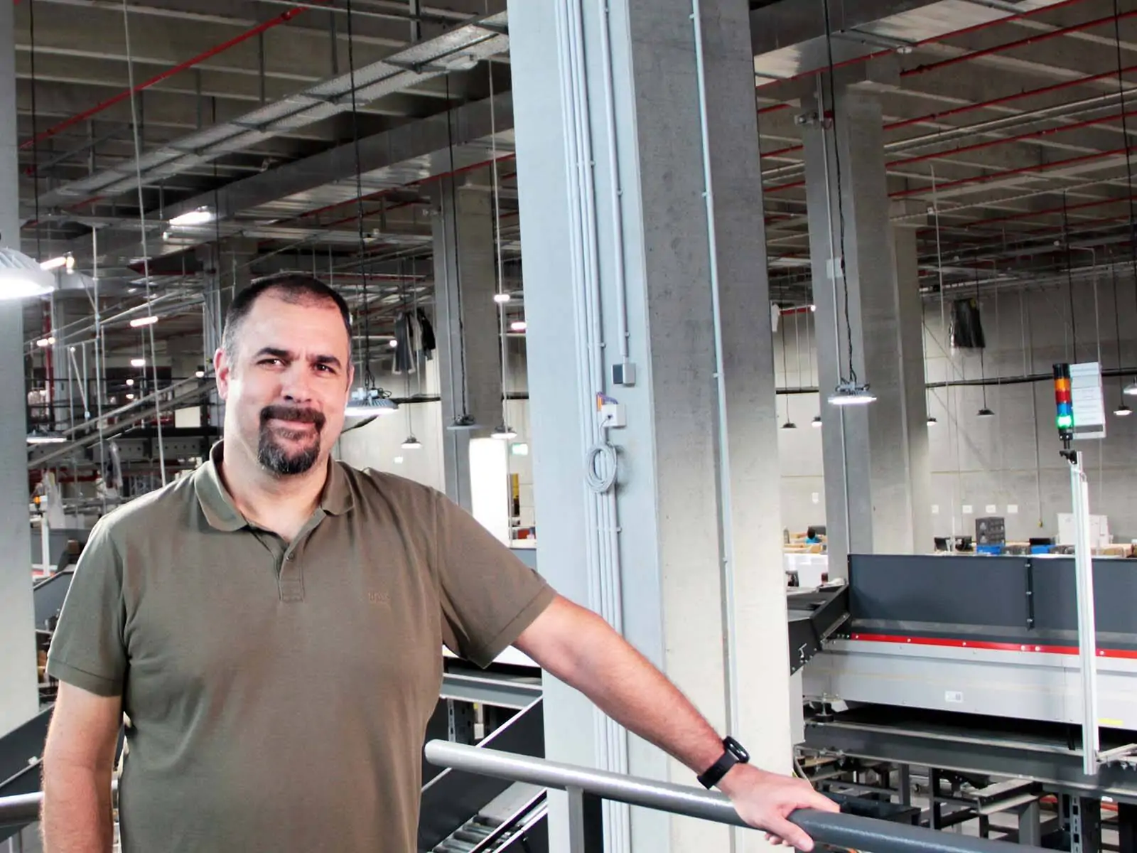 Domain Architect Digitales Produkt Management der E. Breuninger GmbH & Co. auf dem Shopfloor in der Halbnahe - Bildrechte TUP