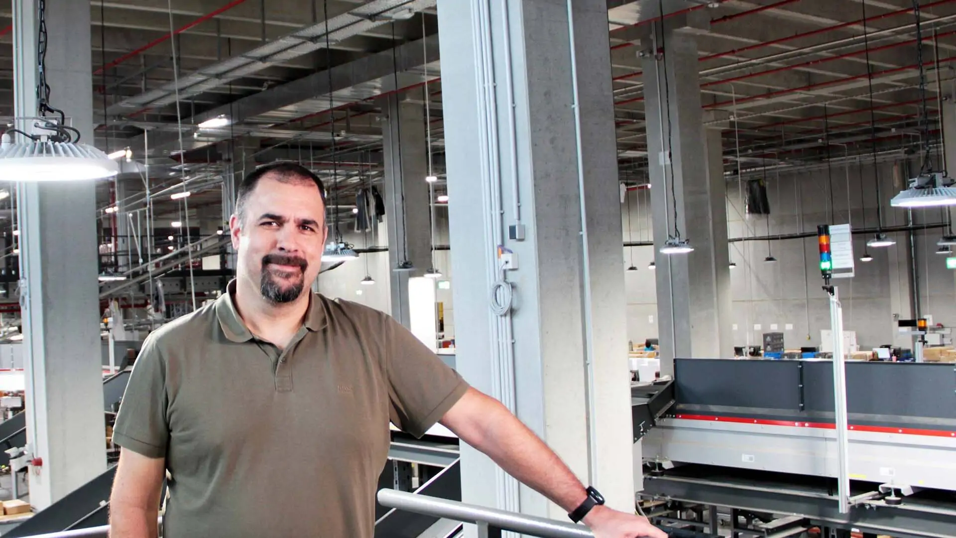 Domain Architect Digitales Produkt Management der E. Breuninger GmbH & Co. auf dem Shopfloor in der Halbnahe - Bildrechte TUP