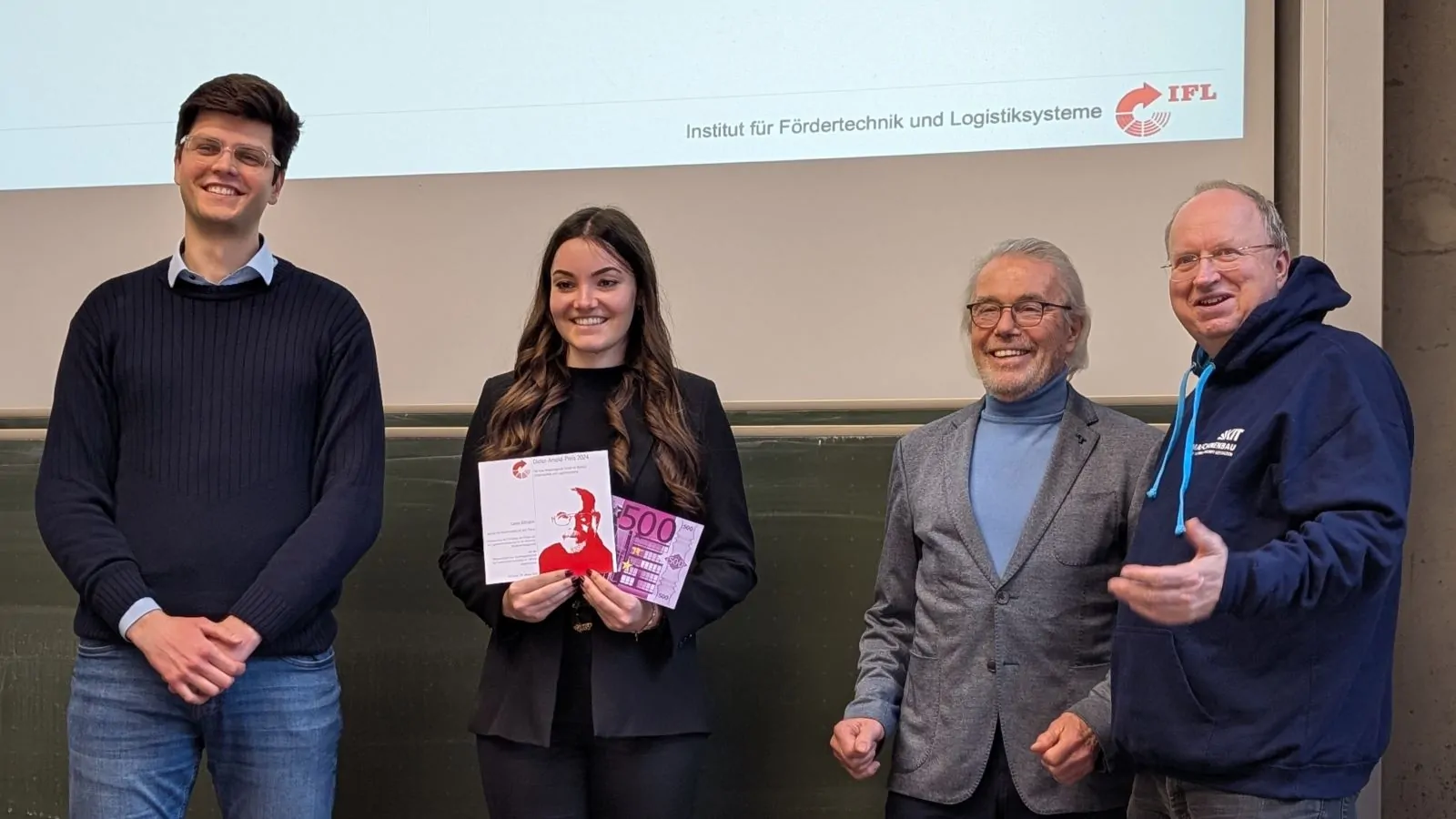 Feierstunde Dieter-Arnold-Preis 2024 am IFL des KIT - vier Personen ni Hörsaal: - v.r.n.l: Kai Furhmans, Frank Thomas, Laura Altmann sowie Betreuer der Abschlussarbeit