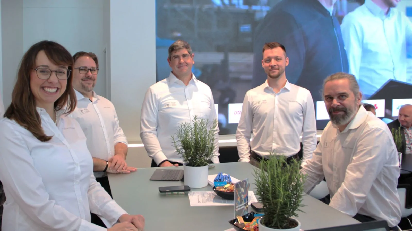 Intralogistik-Experten von TUP am auffälligen Stand auf der LogiMAT 2024.