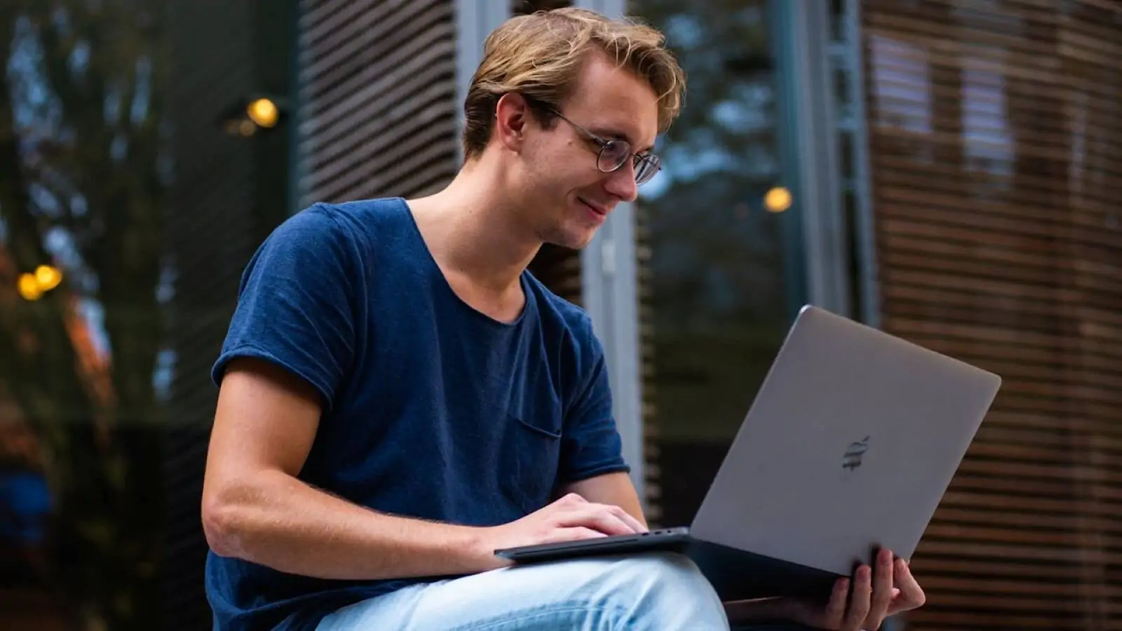 Junger Mann mit Laptop