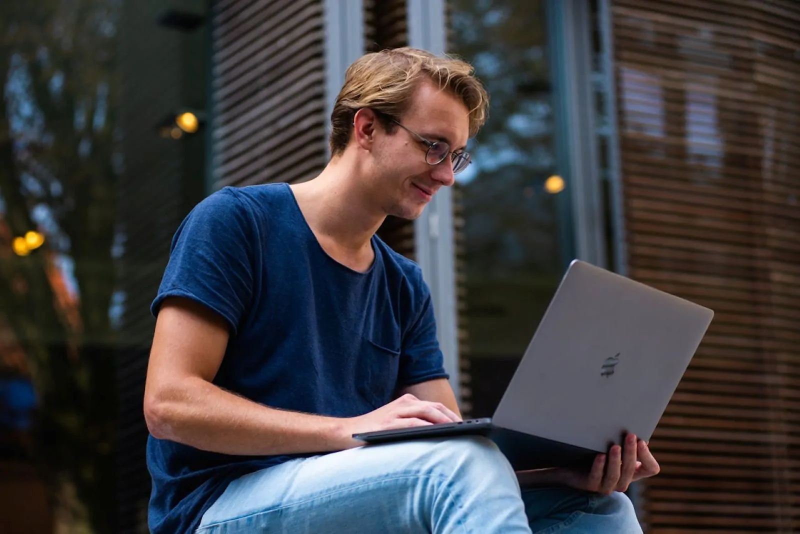 Junger Mann mit Laptop