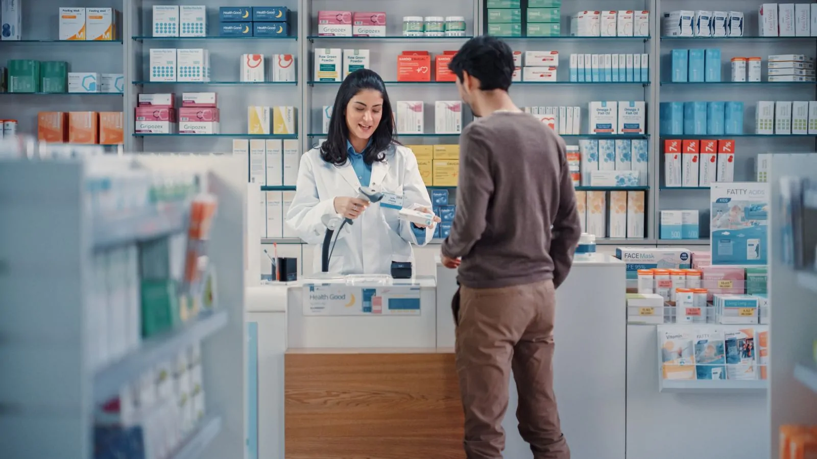 Apothekerin scannt Medikamentenverpackung in einer Apotheke