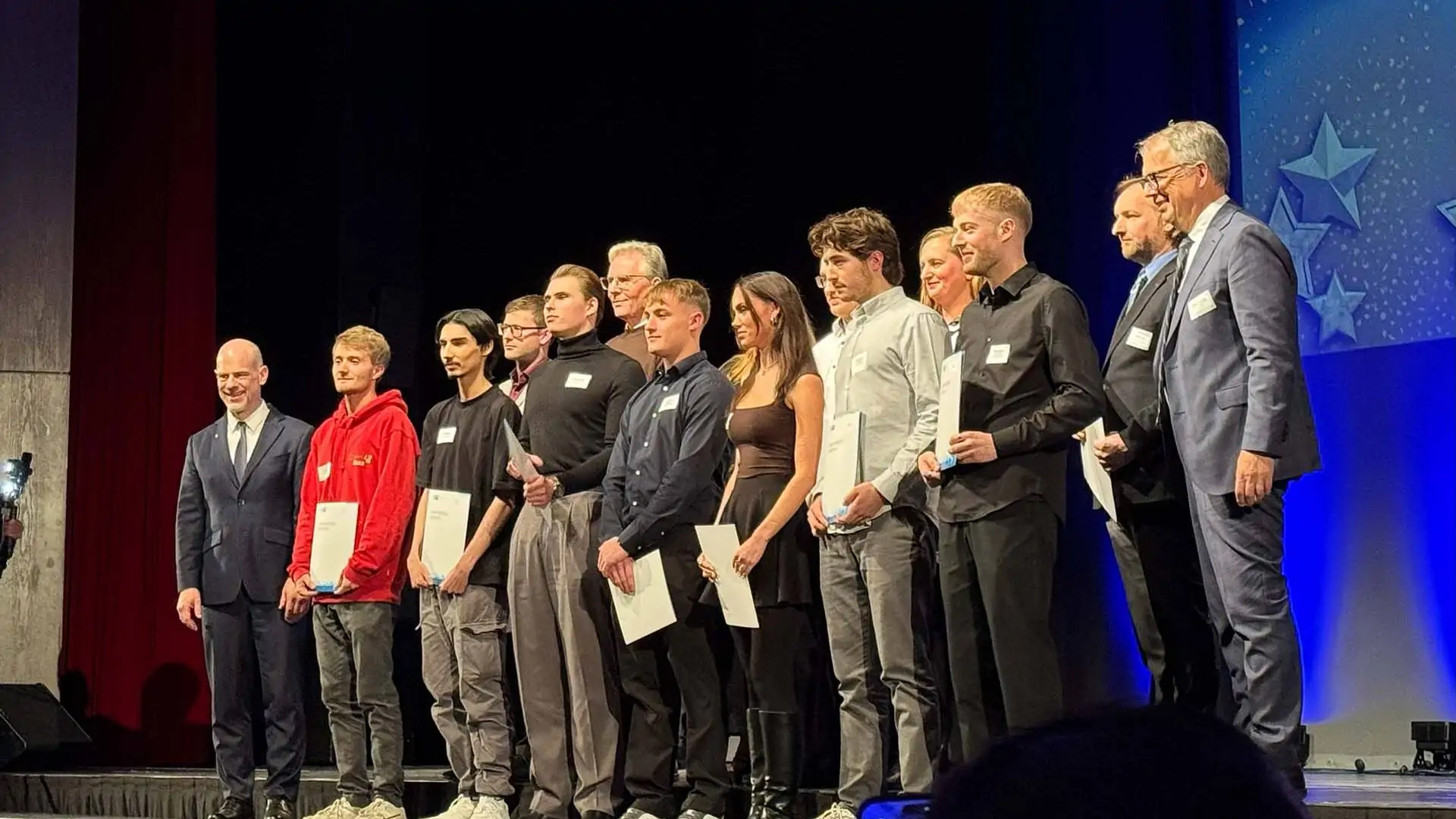 Ein Auszubildender im Bereich Fachinformatik des Unternehmens TUP wird als einer der Jahrgangsbesten der Region geehrt.