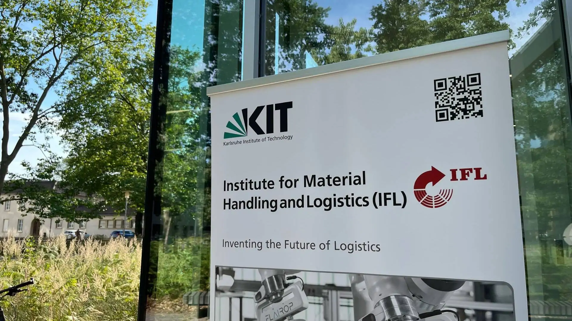 Tradition and future combined: KIT’s IFL celebrates its 125th anniversary 66 Stand-up Banner des IFL (Institute of Material Handling and Logistics) vom KIT