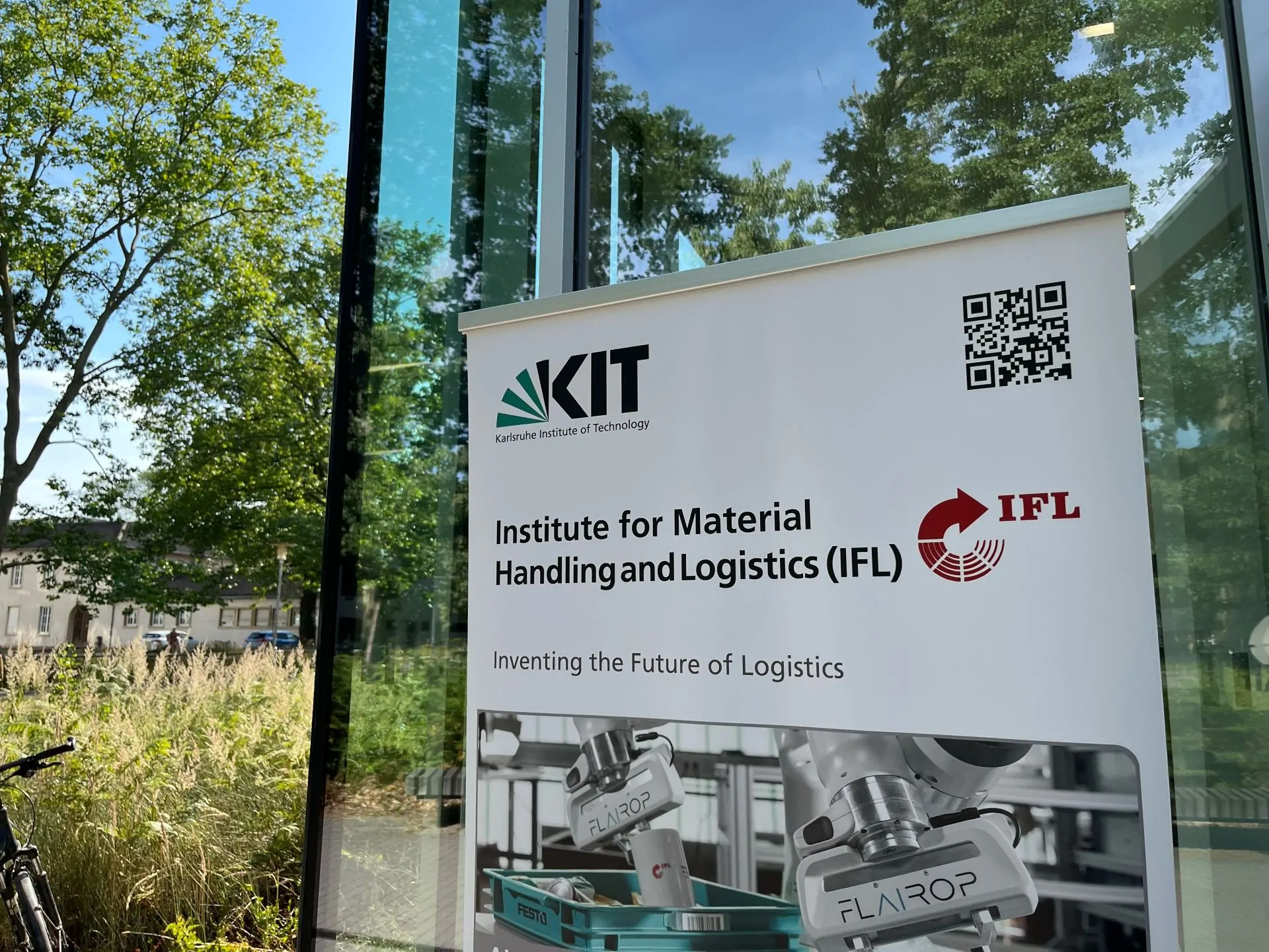 Stand-up Banner des IFL (Institute of Material Handling and Logistics) vom KIT