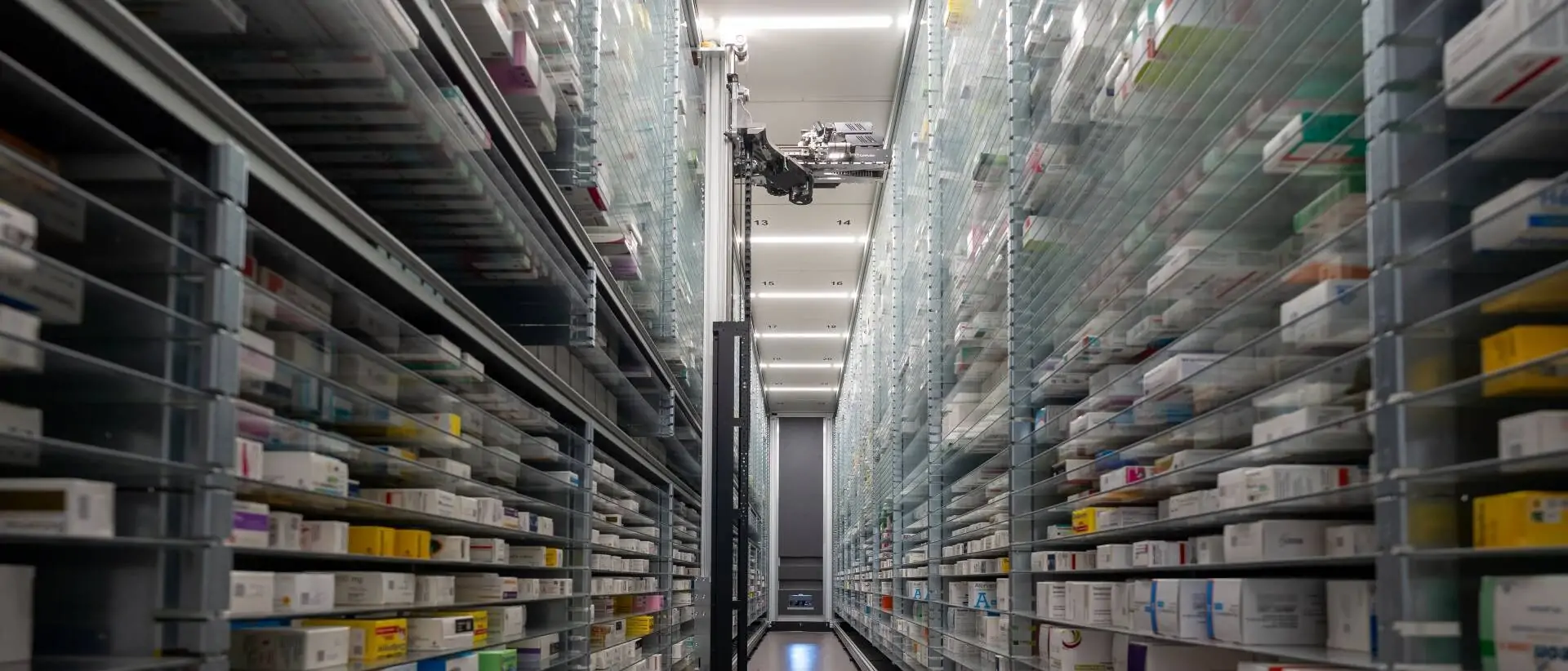 AutomatishesLagersystem_PharmaAdobeStock_751844026 1 Automatisches Lagersystem Pharmabranche