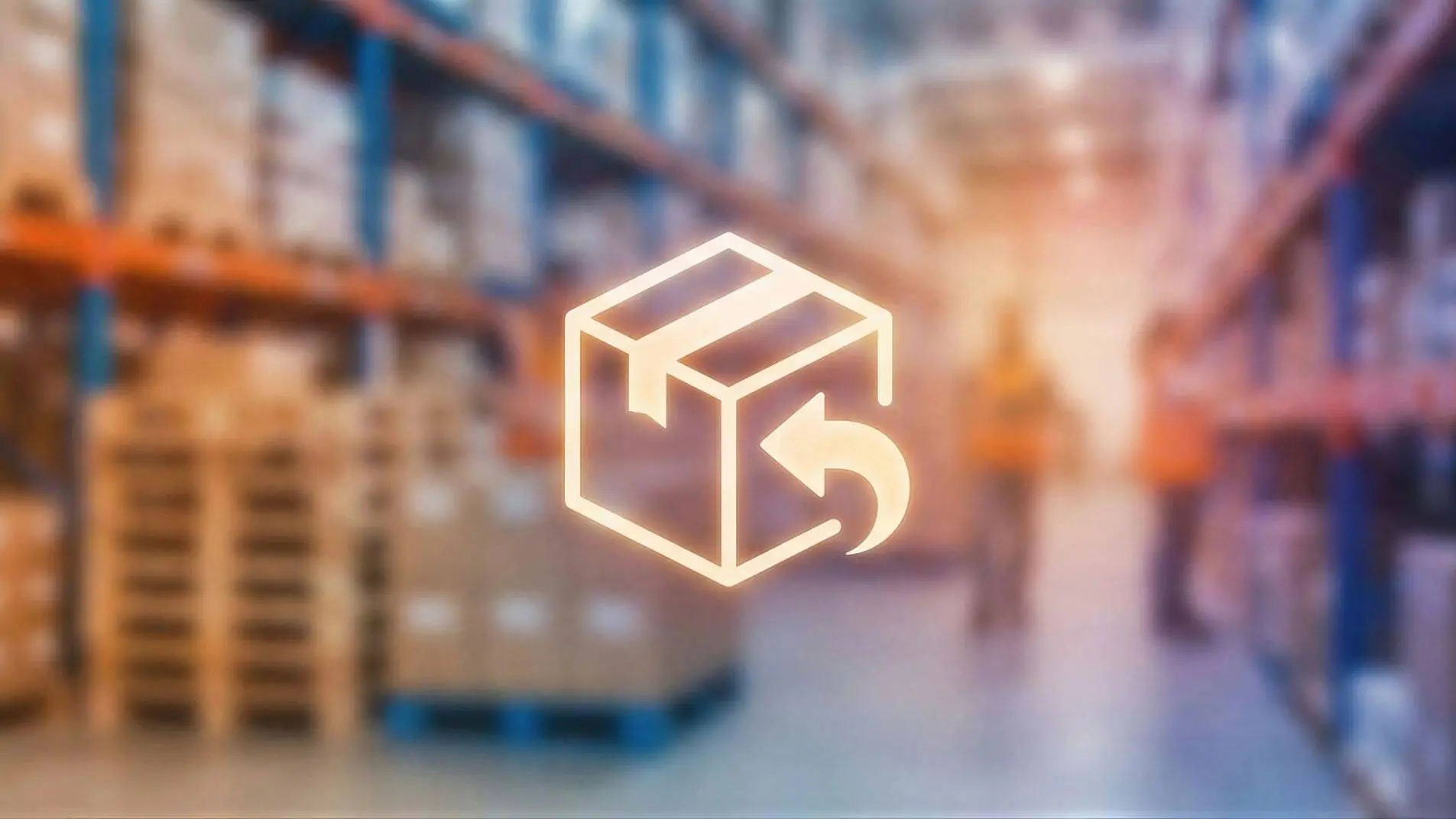 Retourenmanagement im Lager 57 Lager als verschwommener Hintergrund und zentral im Vordergrund ein Icon für ein Paket mit einem gebogenen Pfeil der die Retoure symbolisiert