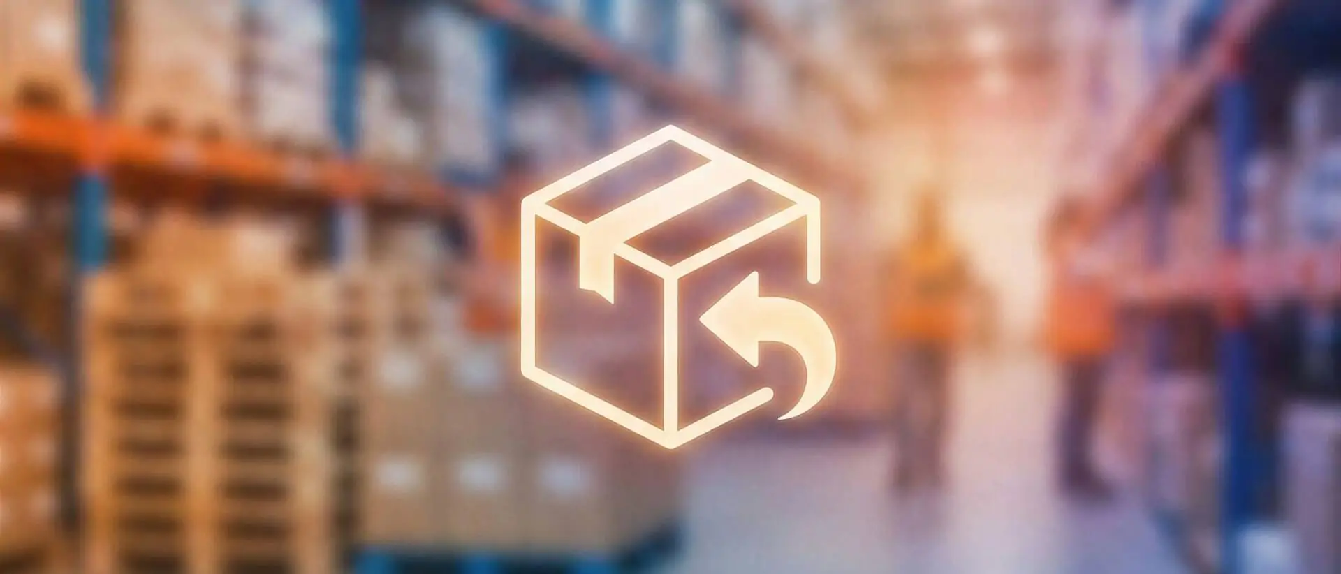Lager als verschwommener Hintergrund und zentral im Vordergrund ein Icon f&uuml;r ein Paket mit einem gebogenen Pfeil der die Retoure symbolisiert