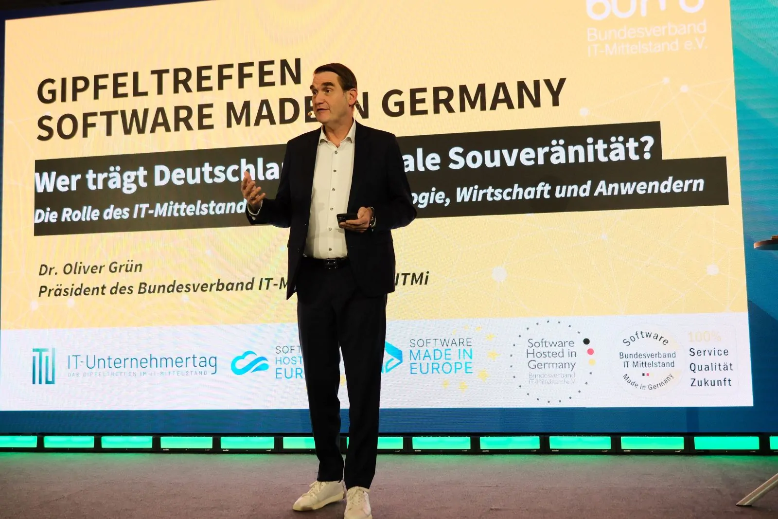Mann vor Vortragsfolie zum Thema Digitale Souver&auml;nit&auml;t