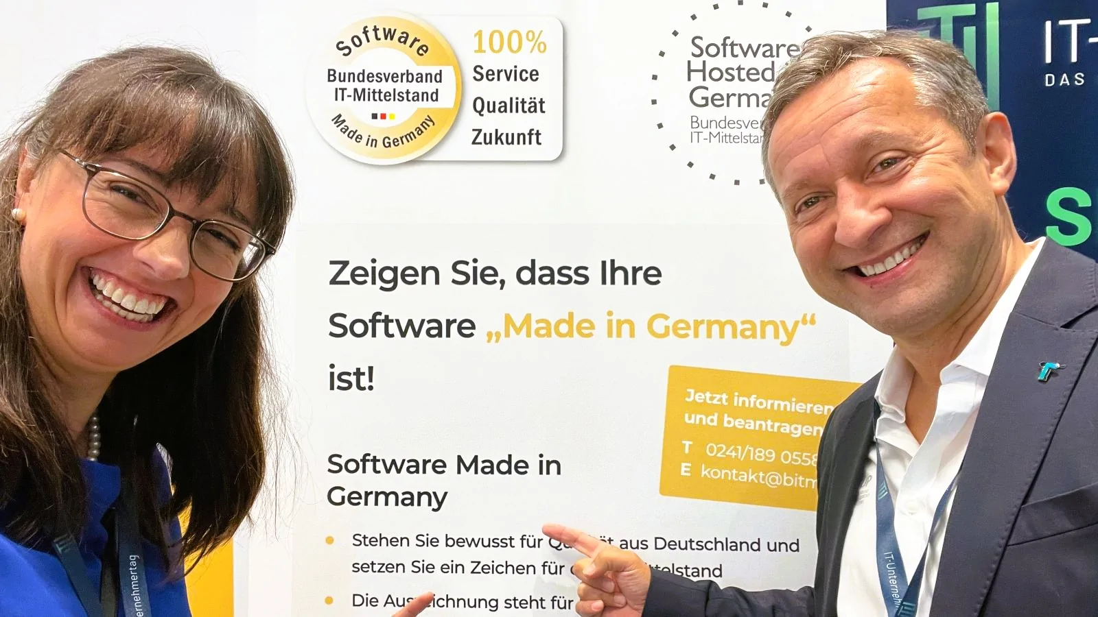 Mann und Frau vor Banner mit Aufschrift 